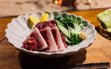 Basashi ou sashimi de cheval, une spécialité de Kumamoto