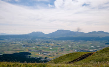 Panorama sur la caldeira du mont Aso à Kumamoto