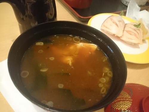 Sopa akadashi en un restaurante 'kaitenzushi'.