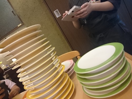 Platos uno encima de otro en un restaurante kaitenzushi.