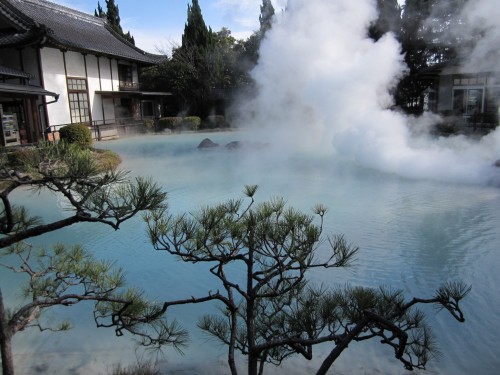 Shiraike Jigoku; estanque de un color azul blanquecino en Beppu (Oita, Japón).