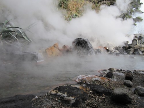 Lago de Yama Jigoku en Beppu (Oita, Japón).