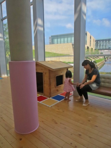 Niños y padres jugando en Dejima Kodomo Kaikan, Nagasaki.