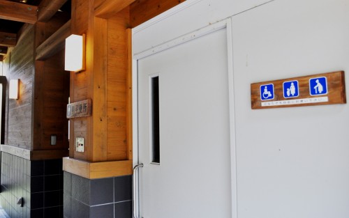 Caseta con baños públicos en la ruta Kumano Kodo.