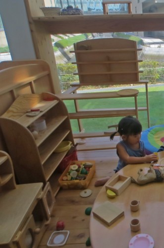 Niños jugando con juguetes de madera en ejima Kodomo Kaikan, Nagasaki.