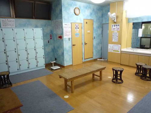 Taquillas dentro de un onsen japonés