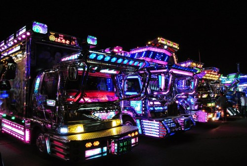 Camiones dekotora con luces de neón en Japón