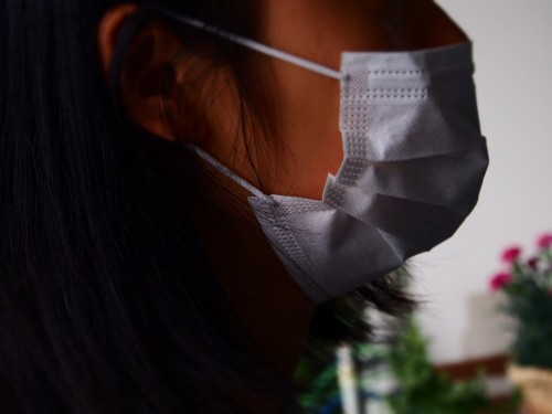 mujer mascarilla japón