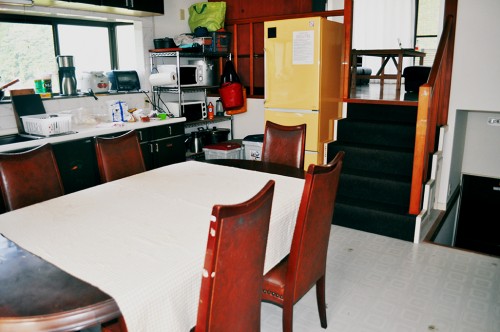 Cocina y comedor de la guest house Humano Backpackers