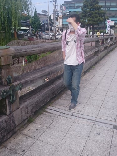 Hombre con mascarilla en Japón.