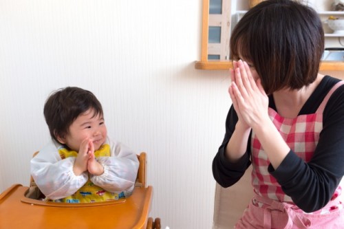 Madre e hijo dando gracias por los alimentos