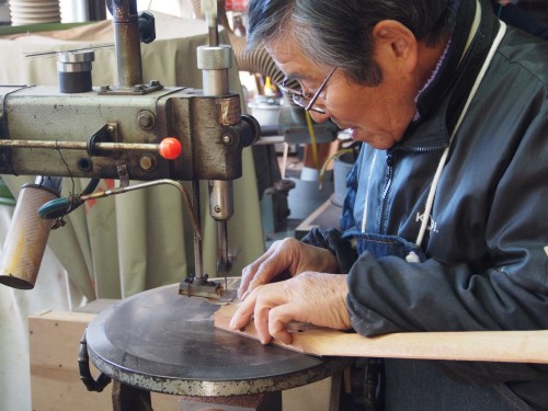 Proceso de artesanía y fabricación de una guitarra Yairi