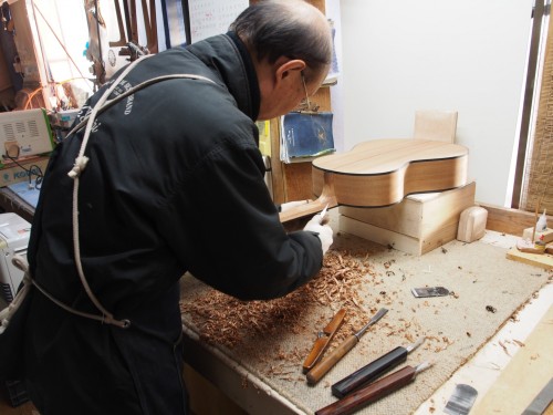 Artesano japonés fabricando la caja de una guitarra Yairi