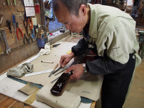 El maestro artesano trabajando en la fabricación de una guitarra Yairi por encargo