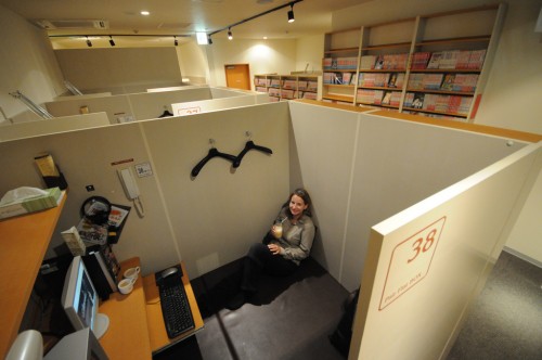 Interior de un manga café en Japón
