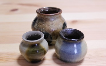 Pequeñas jarras para el té de cerámica japonesa.