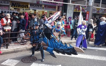 Mujer disfrazada durante el festival de cosplay de Osaka.