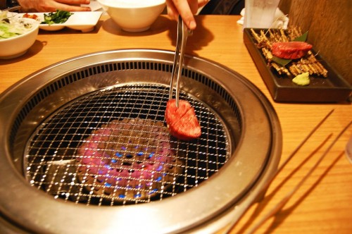 Preparando yakiniku, carne asada a la japonesa.