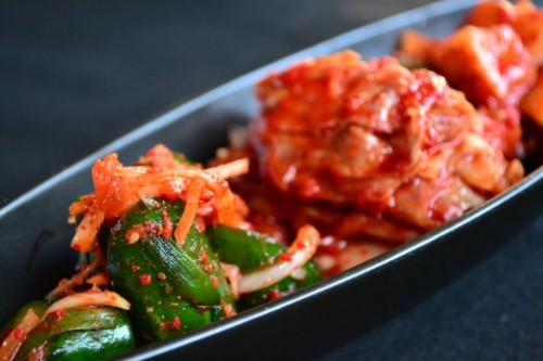 Plato coreano de verduras kimchi.