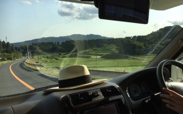 Conduciendo un coche japonés por el campo.