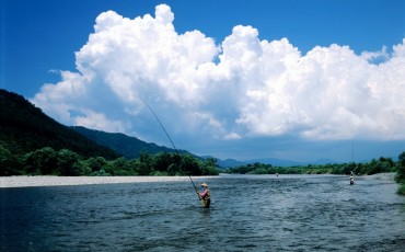 Río Miomote a su paso por Murakami, Japón.