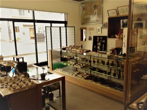 Tienda de ebanistería y lacado Kosugi Shikki de Murakami.