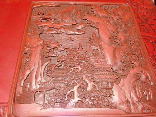 Relieve en una mesa lacada en rojo del taller Kosugi Shikki de Murakami.