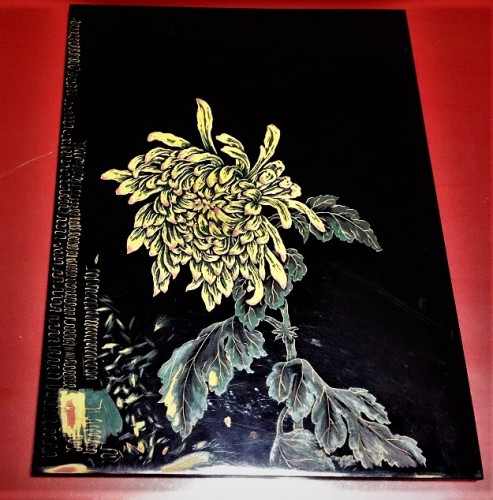 Pieza lacada en negro y dorado de la tienda Kosugi Shikki de Murakami.