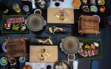 Cena a bordo de un crucero fluvial en Hita, Oita.