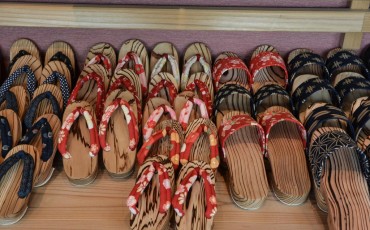 Zapatos tradicionales de madera geta.