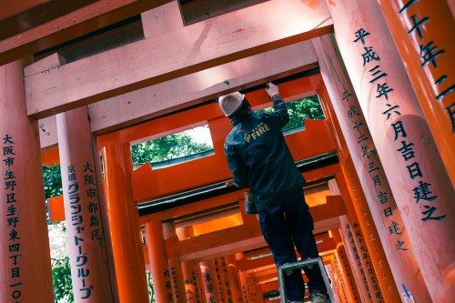 Retocando los arcos torii de Fushimi Inari.