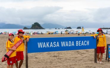La playa de bandera azul de Takahama cerca de Kioto