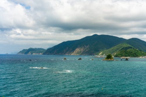 Montañas asombrosas junto al mar de Japón.