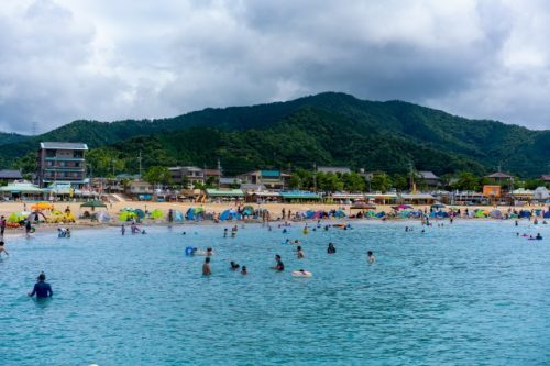 La playa de bandera azul de Takahama cerca de Kioto