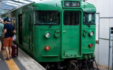 Un tren de aspecto clásico en la línea Maizuru