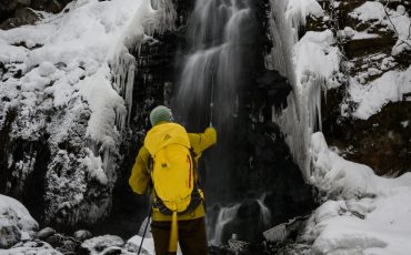 Excursión con las raquetas de nieve hasta la cascada en Tazawako, Semboku, Akita, Tohoku, Japón.