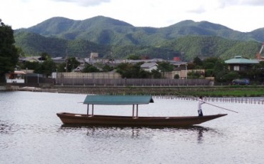 le ballet des bateaux de bois qui promènent les visiteurs sur la rivière.