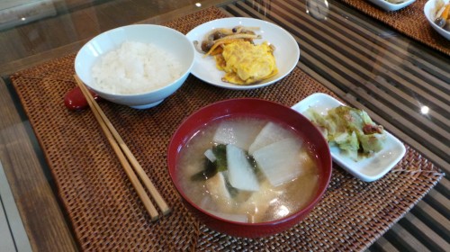 Soupe miso accompagnant divers plats selon la tradition du ichiju sansai (1 soupe + 3 plats).