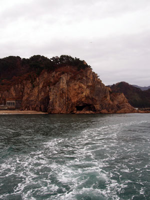 Un tour en ferry à Kuwakawa sur la route pour Murakami, Niigata, Japon.