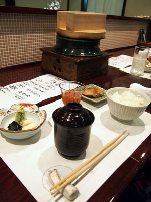 Service traditionnel dans un restaurant de saumon à Murakami, préfecture de Niigata, Japon.
