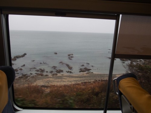 Vue sur la mer du Japon du train KiraKira Uestu sur la route pour Murakami, Niigata, Japon.