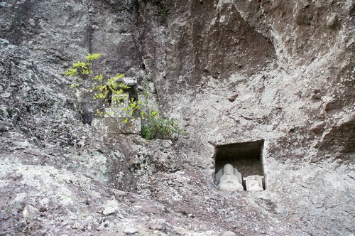 Statuettes bouddhistes dans une niche creusée au flanc du Mont Fudo