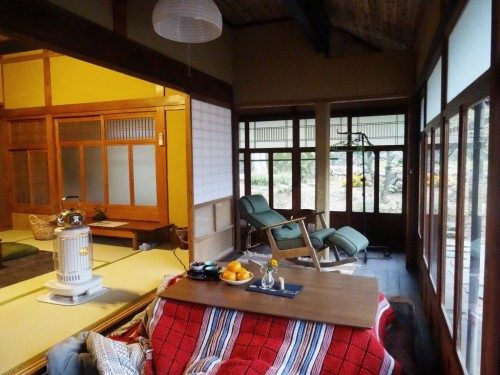 Table chauffante kotatsu dans la véranda.