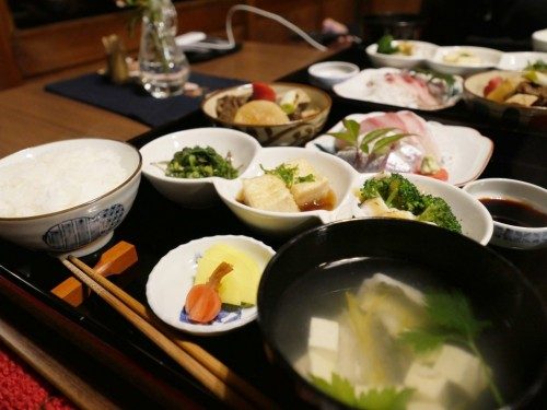 Dîner kaiseki servi dans la chambre.