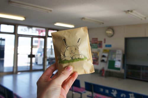 Nourriture achetée pour les lapins de l'île d'Okunoshima, Préfecture d'Hiroshima, Japon
