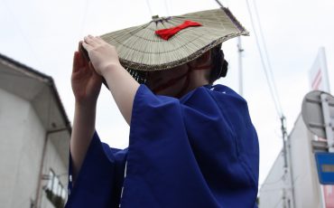 Danseuse en tenue traditionnelle au festival d'Hamochi sur l'île de Sado, dans la Préfecture de Niigata, Japon