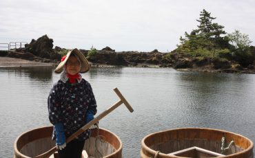 Une conductrice de tarai-bune en vêtements traditionnels sur l'île de Sado, dans la Préfecture de Niigata, Japon