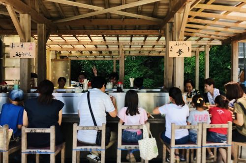 Restaurant en plein air de nagashi somen, près de Toon, Ehime, Japon