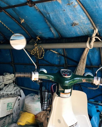 Scooter garé dans une tente dans un village près de Toon, préfecture d'Ehime, Japon