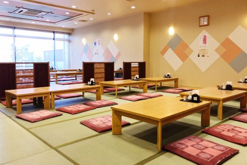 Salle à manger du ryokan Riraku de la ville de Toon, préfecture d'Ehime, Japon